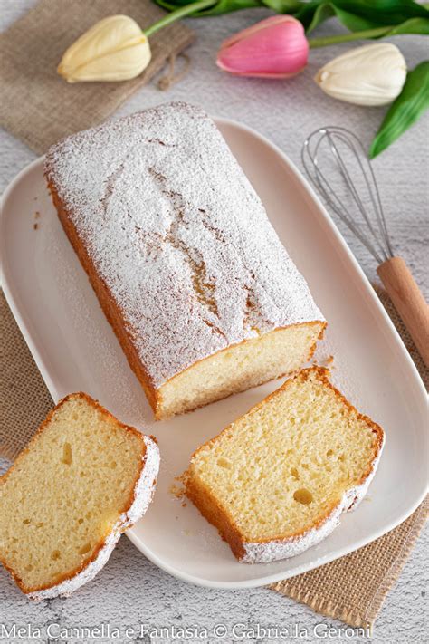 Plumcake senza uova e burro appena sfornato e tagliato a fette