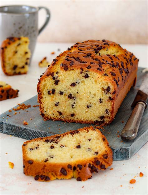 Fette di plumcake vegano al cioccolato con gocce di cioccolato visibili