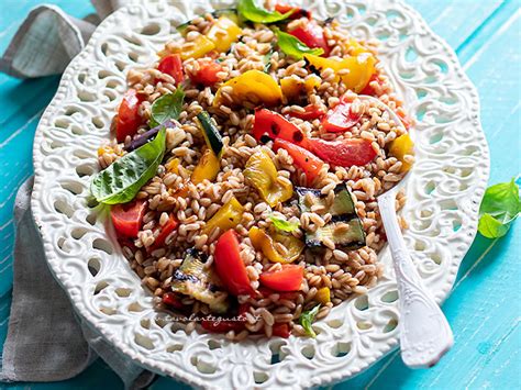 Insalata di farro con verdure di stagione