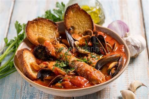 Immagine di un piatto di pagello in guazzetto con verdure e crostini di pane