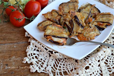 Ingredienti principali per i bocconcini di melanzane: melanzane piccole, mozzarella, passata di pomodoro, uovo, basilico, farina, olio di semi.