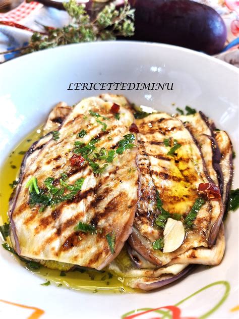 Fettine di melanzane arrostite su una griglia.