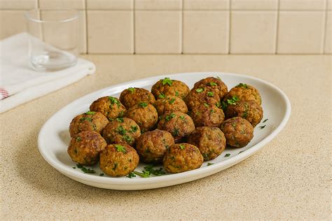 Una selezione di polpette al forno dorate e invitanti