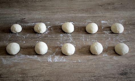 Mani che formano delle palline di impasto per polpette