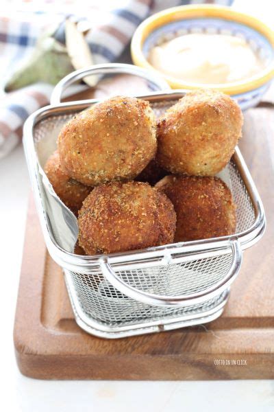 Polpette di melanzane dorate su carta assorbente