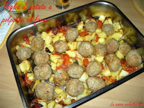 Teglia di polpette al forno che cuociono