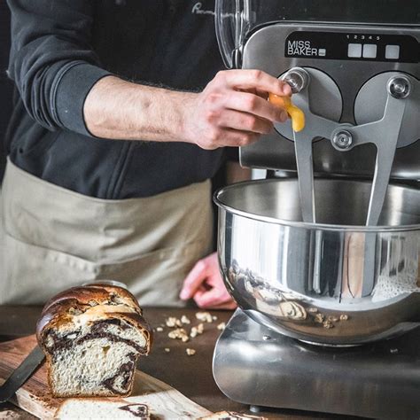 Impastatrice Miss Baker Pro XL in acciaio inox con interfaccia smartphone