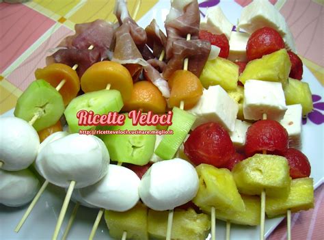 spiedini di frutta, formaggio e salumi