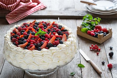 Dettaglio di una decorazione con panna montata e frutti di bosco