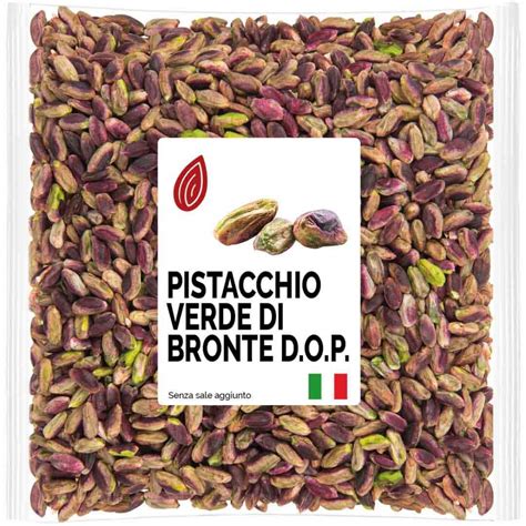Primo piano di pistacchi verdi di Bronte DOP con il loro intenso colore