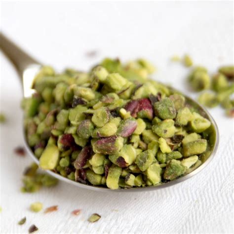 Vari prodotti derivati dal pistacchio di Bronte: granella, farina, pasta e dolci