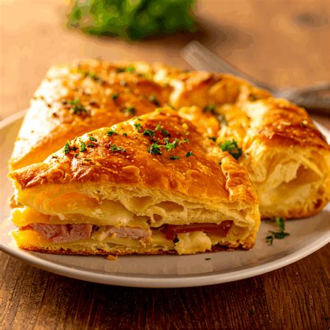 Fetta di torta salata prosciutto e mozzarella appena sfornata, con formaggio filante.