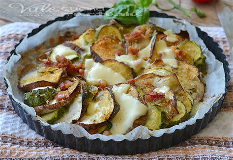 foto di una teglia con melanzane, zucchine e peperoni al forno appena sfornati
