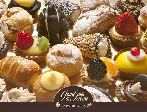 Foto di pasticcini assortiti, con particolare enfasi su quelli allo zabaione
