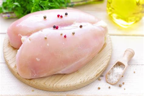 Petto di pollo crudo su un tagliere