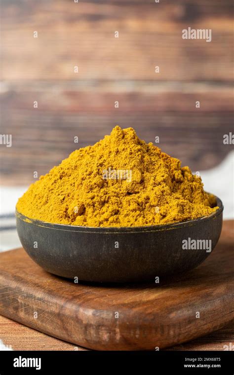 Ciotola con pangrattato, curcuma e altre spezie