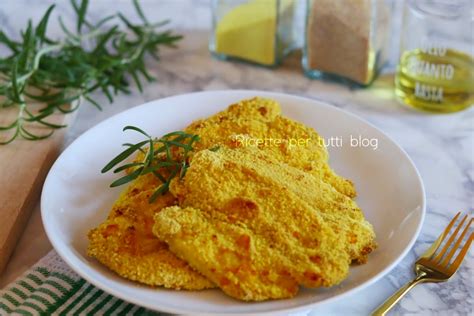Filetti di pollo panati disposti su una teglia da forno