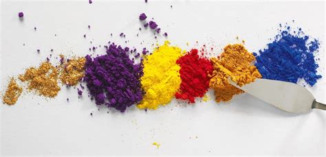 Immagine che mostra la differenza di colore tra una panatura normale e una con curcuma