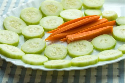 immagine di zucchine, cetrioli e carote tagliati finemente a julienne con mandolina