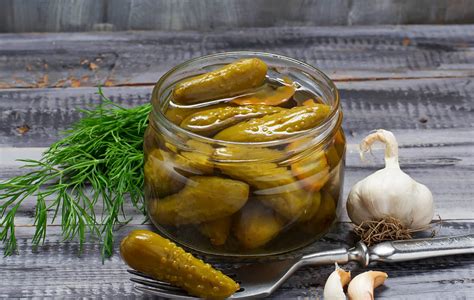 vasetti di cetriolini sott'aceto fatti in casa