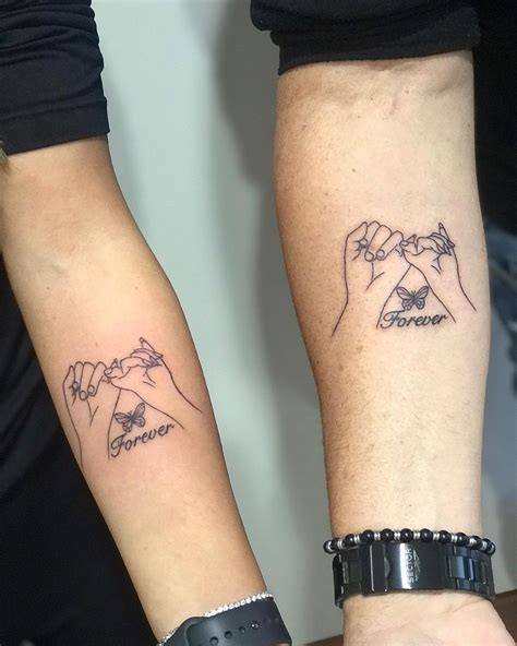 Illustrazione che mostra la differenza tra un tatuaggio con croste che guarisce naturalmente e uno con croste rimosse prematuramente, mostrando il danno al pigmento.
