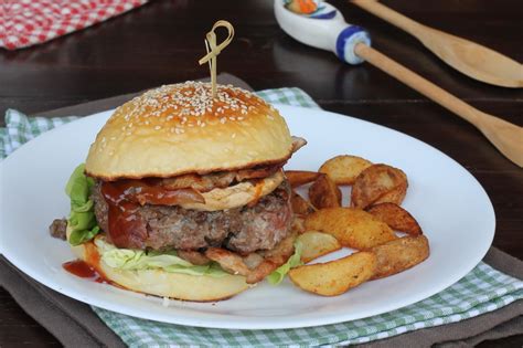 Illustrazione di un hamburger di pesce fatto in casa, con panino, insalata e pomodoro