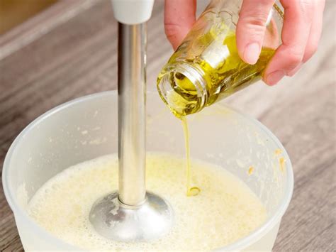 Preparazione della maionese vegana con frullatore a immersione