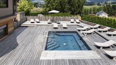 Dettaglio della piscina riscaldata con pannelli solari