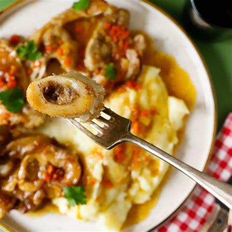 Un piatto di ossobuco preparato con gerretto di manzo