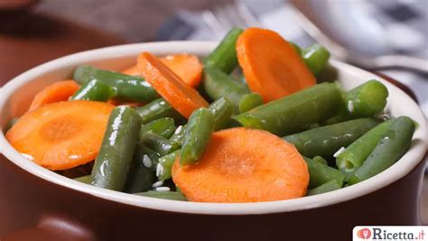 ingredienti freschi per carote e fagiolini all'origano