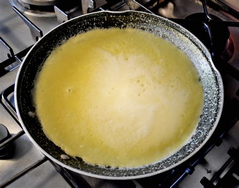 Ingredienti disposti in una padella per la preparazione della 