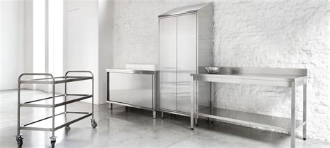 Schema di diverse tipologie di arredi in acciaio inox per cucine professionali: tavoli, mensole, pensili.