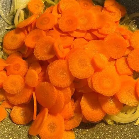 Carote tagliate a rondelle sottili per l'insalata