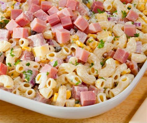 Insalata di pasta fredda con prosciutto cotto e verdure miste