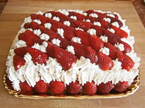 Tiramisù di compleanno decorato con panna montata, fragole e savoiardi