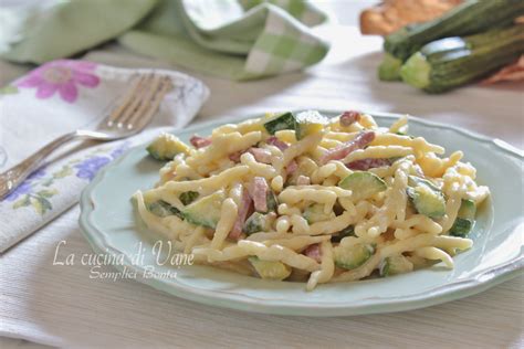 ingredienti freschi per pasta con zucchine, speck e stracchino