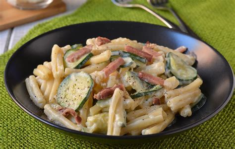 pasta cremosa con zucchine, speck e stracchino impiattata