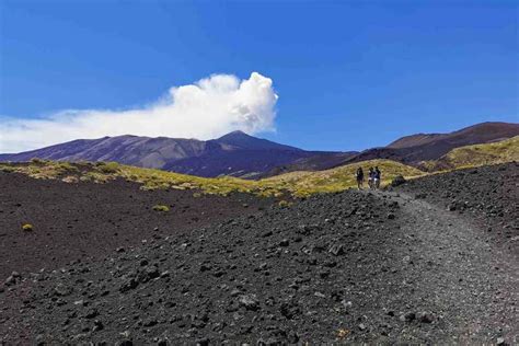 Paesaggio delle pendici dell'Etna con boschi