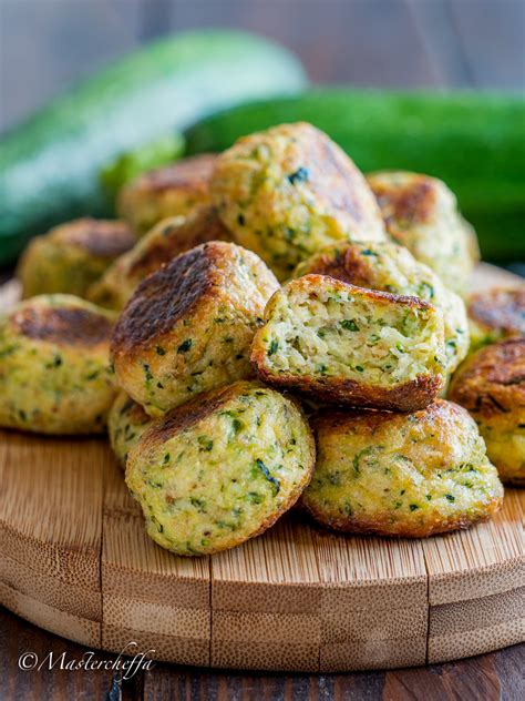 Ingredienti freschi per le polpette di zucchine e pecorino