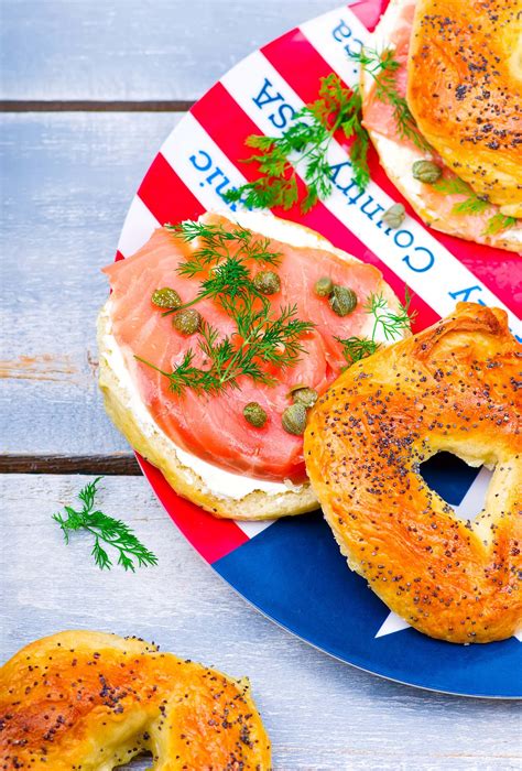 illustrazione di bagels con salmone affumicato, formaggio cremoso e rucola