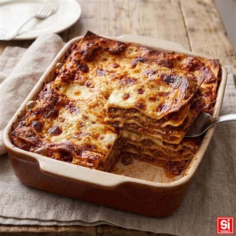 Una teglia di lasagne che cuoce in forno, con la superficie che inizia a dorarsi.