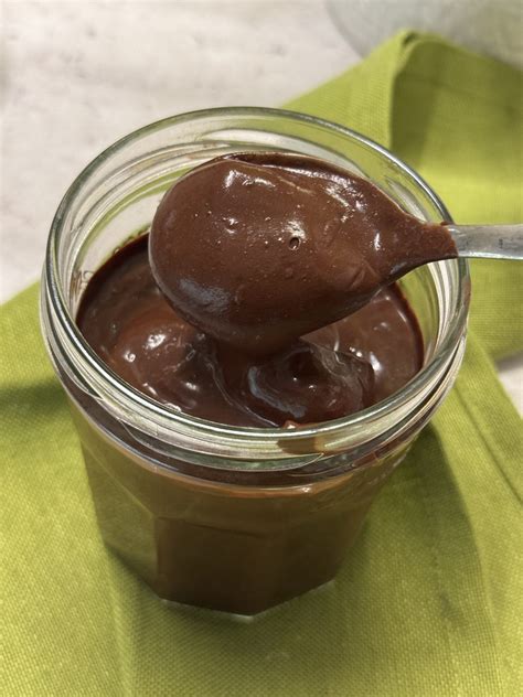Immagine di una crema al cacao fatta in casa spalmata su una fetta di pane