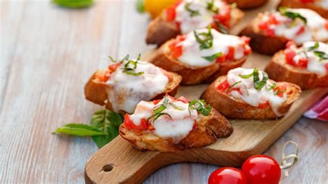 Varietà di antipasti con mozzarella in pirottini