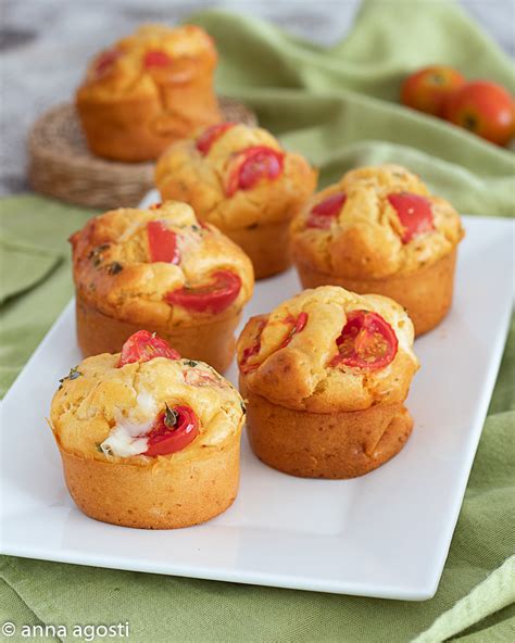 Muffin salati alla caprese decorati con pomodorini