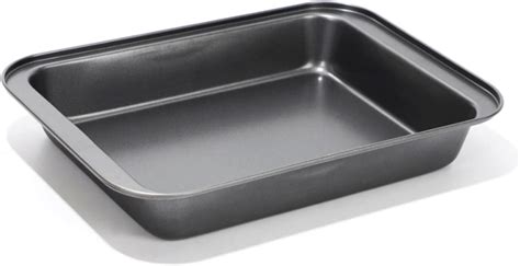 Immagine di una teglia da forno con carta forno e cornetti disposti