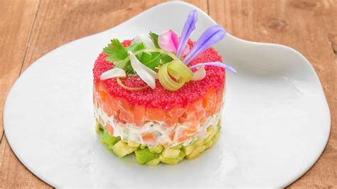 Piatto di sushi misto con special roll al salmone e tartare di branzino