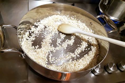 Immagine di riso Carnaroli tostato in padella