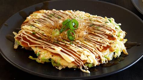 Fotografia di un Okonomiyaki appena preparato e guarnito