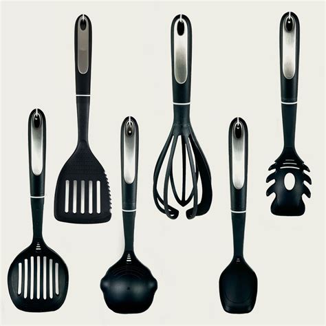 Collage di vari utensili da cucina menzionati: spremiaglio, spruzzino olio, stampo polpette, mandolina, frusta, termometro, macinino spezie, spatole, pinze, ecc.