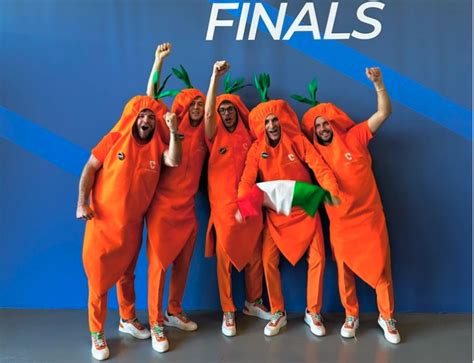 I sei amici dei Carota Boys in costume da carota, intenti a tifare per Jannik Sinner